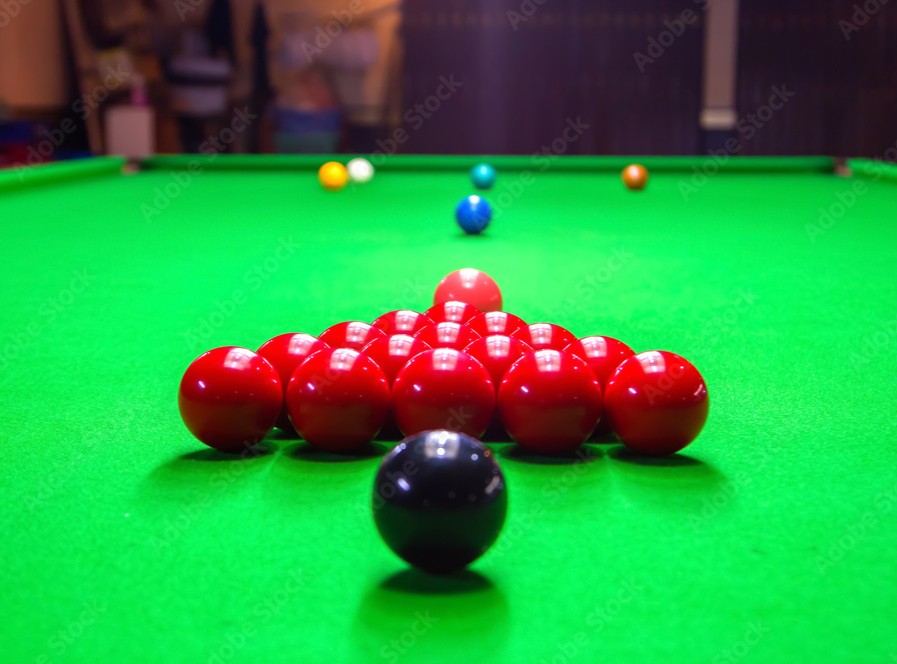 Snookerpöytä ja palloja